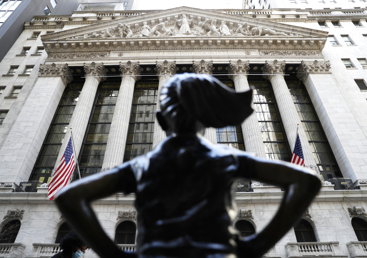 미국 뉴욕증권거래소(NYSE)를 바라보는 듯 서 있는 '겁 없는 소녀상'/사진=UPI연합뉴스