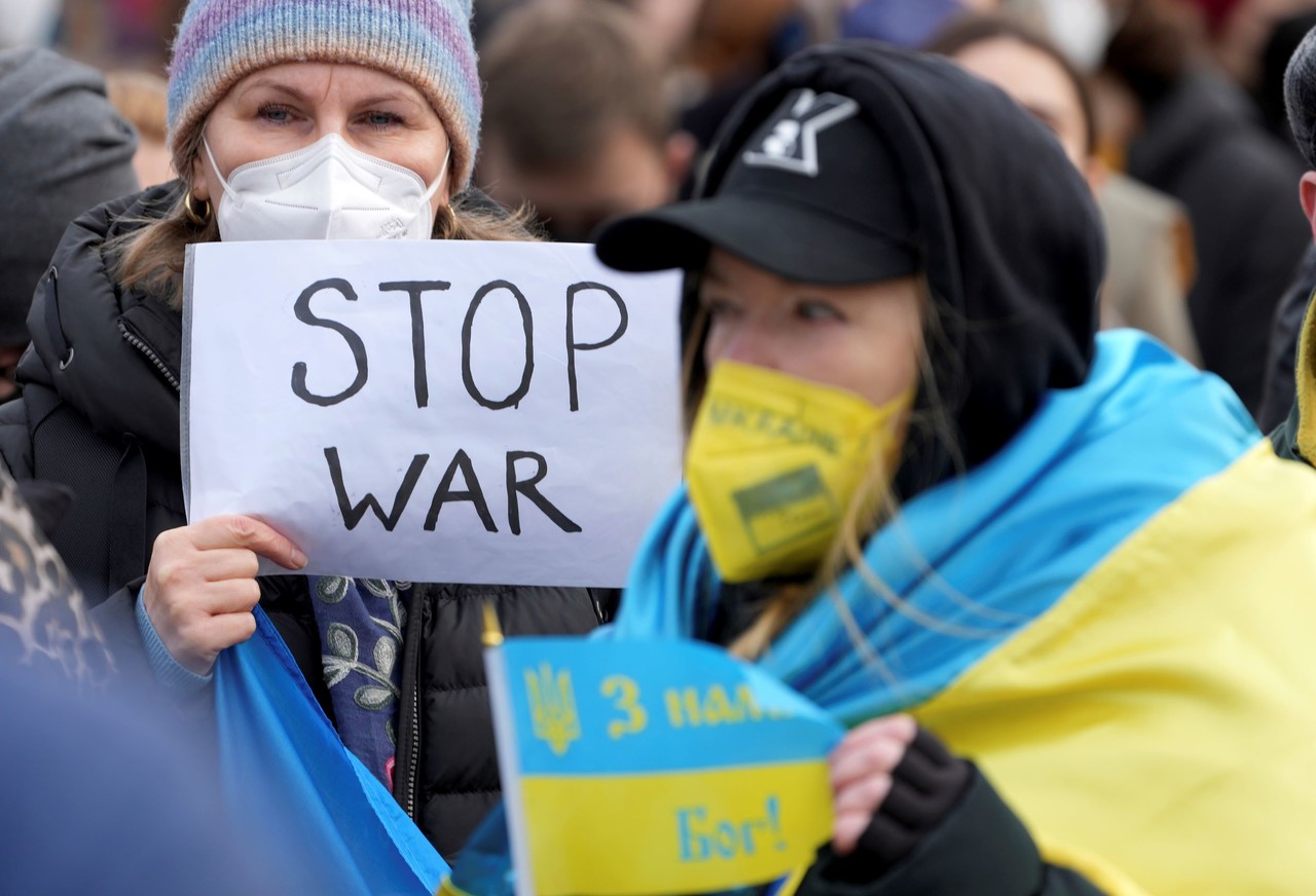 러시아가 우크라이나를 침공한 24일(현지시간) 독일 수도 베를린 브란덴부르크문 앞에서 우크라이나를 지지하고 나선 시민들이 전쟁 중단을 촉구하고 있다./사진=AP연합뉴스