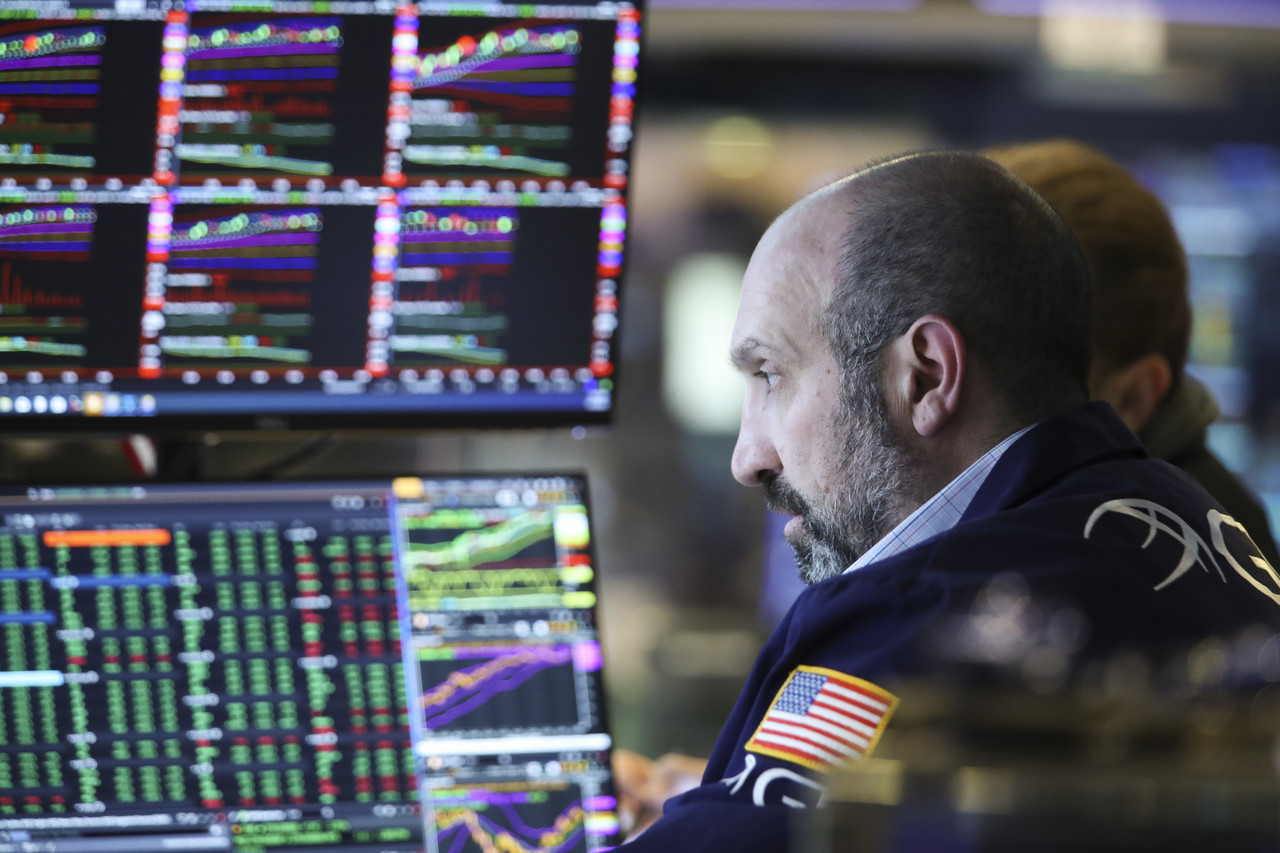 지난 25일 미국 뉴욕증권거래소(NYSE)에서 한 트레이더가 모니터를 주시하고 있다./사진=신화연합뉴스