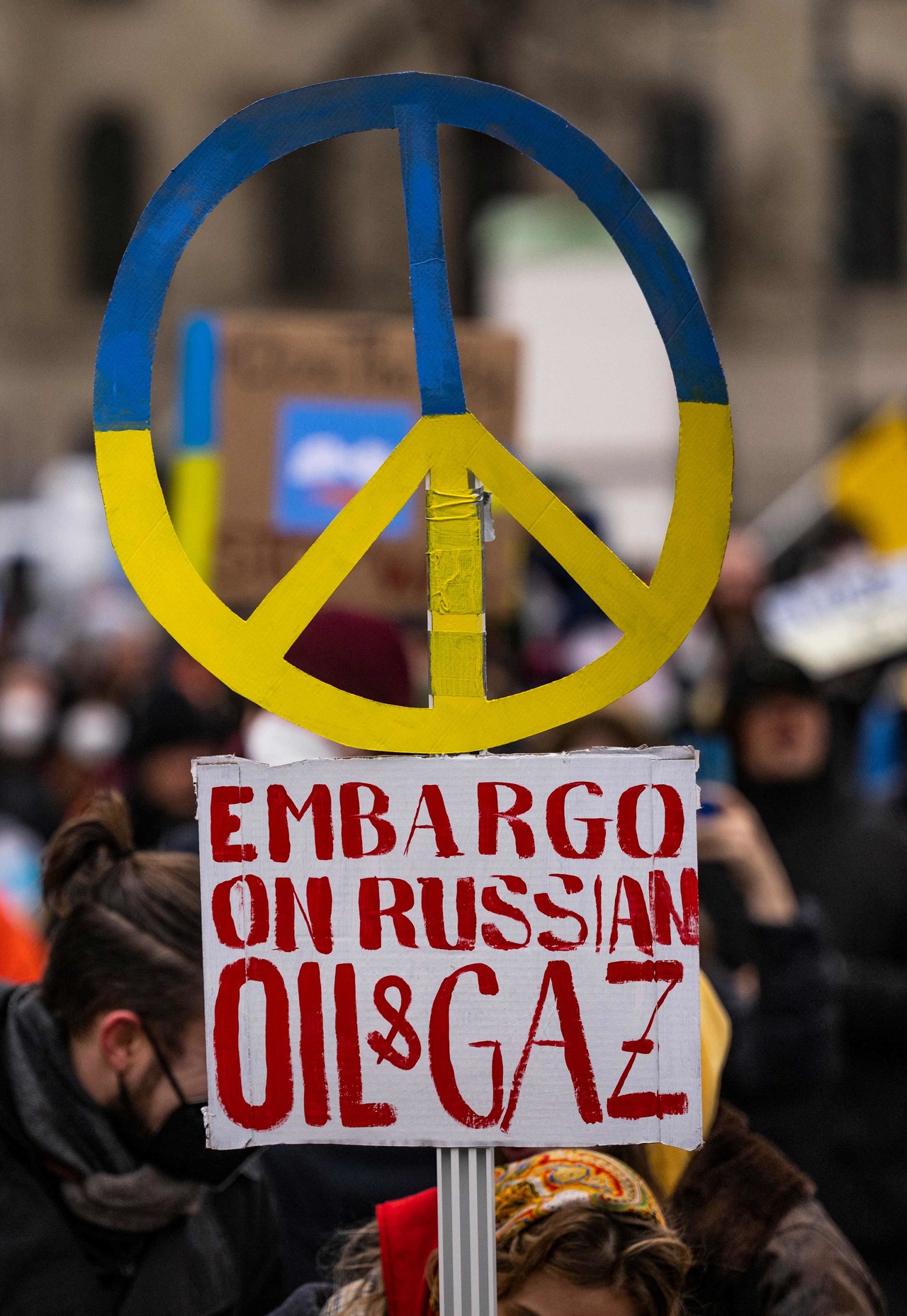 6일(현지시간) 독일 베를린에서 열린 반전시위에서 한 참가자가 러시아산 원유와 천연가스에 대한 금수조치를 촉구하는 플래카드를 들고 있다./사진=AFP연합뉴스