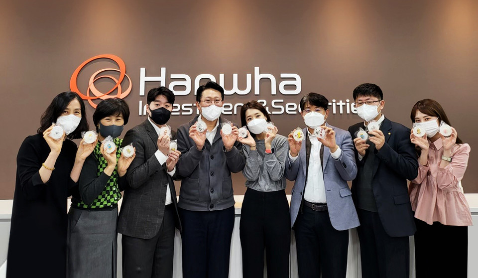 한화투자증권 임직원들이 미혼모 자립 지원을 위해 만든 수제비누를 들고 사진촬영을 하고 있다./사진=한화투자증권