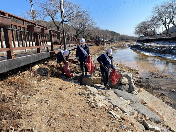 DL건설 현장 임직원들의 하천 정화 활동 모습 /사진=DL건설