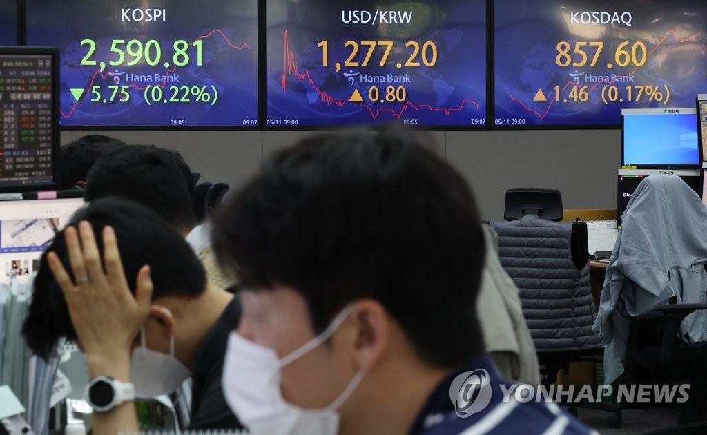 11일 오전 서울 중구 을지로 하나은행 본점 딜링룸 모습 / 사진=연합뉴스