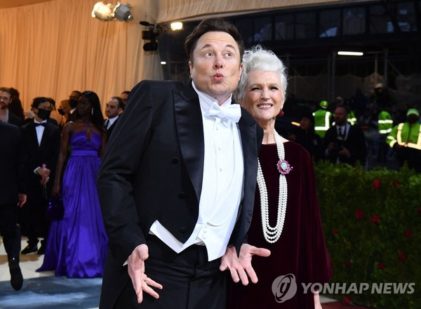 일론 머스크 테슬라 최고경영자(CEO)가 2022년 5월 2일(현지시간) 모친과 함께 미국 뉴욕 메트로폴리탄 미술관에서 열린 2022 멧 갈라(Met Gala)에 참석하고 있다. /사진=EPA연합뉴스