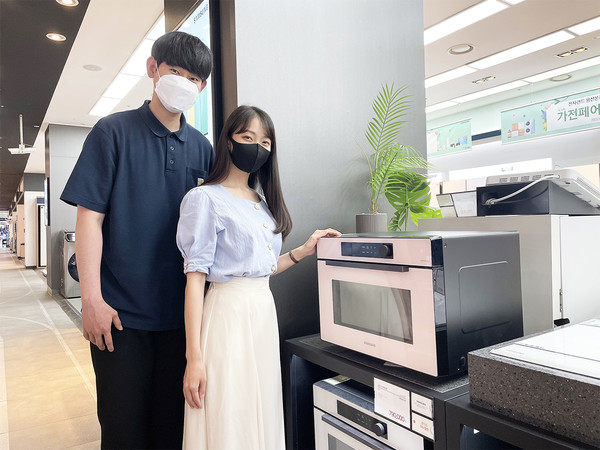 전자랜드 파워센터 용산본점에서 고객들이 전기오븐을 살펴보고 있다 / 사진=전자랜드