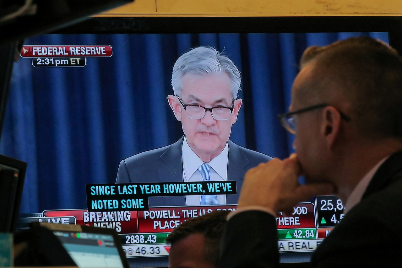미국 뉴욕증권거래소(NYSE) 모니터에 비친 제롬 파월 연방준비제도(Fed) 의장의 기자회견 중계화면. / 사진=로이터연합뉴스 