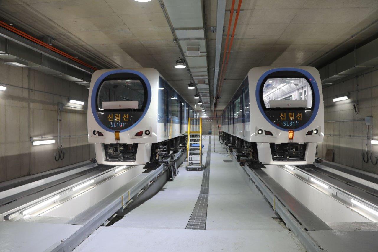차량 기지에 정차해 있는 신림선 도시철도 전동차 / 사진=DL이앤씨