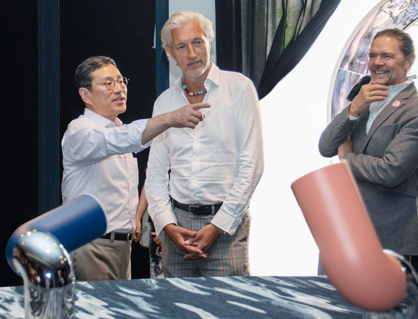 조주완 LG전자 사장(왼쪽부터)이 밀라노 '디자인 위크(Milan Design Week) 2022'에서 프리미엄 라이프스타일 브랜드 '모오이(Moooi)'의 전시 공간을 찾아 모오이 CEO이자 창립자 마르셀 반더스(Marcel Wanders),  공동 CEO 로빈 비버즈(Robin Bevers)와 이야기를 나누고 있다 / 사진=LG전자