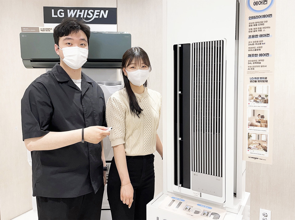 전자랜드 타이푼에서 고객들이 창문형 에어컨을 살펴보고 있다. / 사진=전자랜드