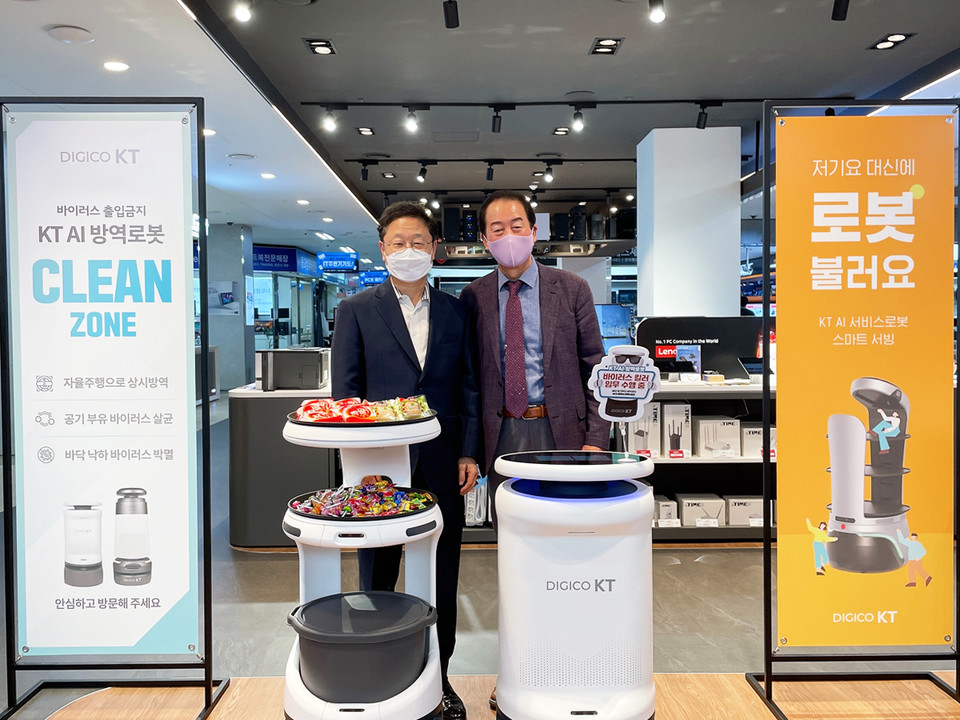 신수정 KT 엔터프라이즈 부문장(왼쪽)과 옥치국 전자랜드 대표이사가 지난 15일 KT로봇 브랜드 스토어에서 기념 촬영을 하고 있다. 양사는 이날 서울 용산구 전자랜드 본사 대회의실에서 AI(인공지능) 로봇 사업 협력을 위한 업무 협약을 체결했다. / 사진=전자랜드