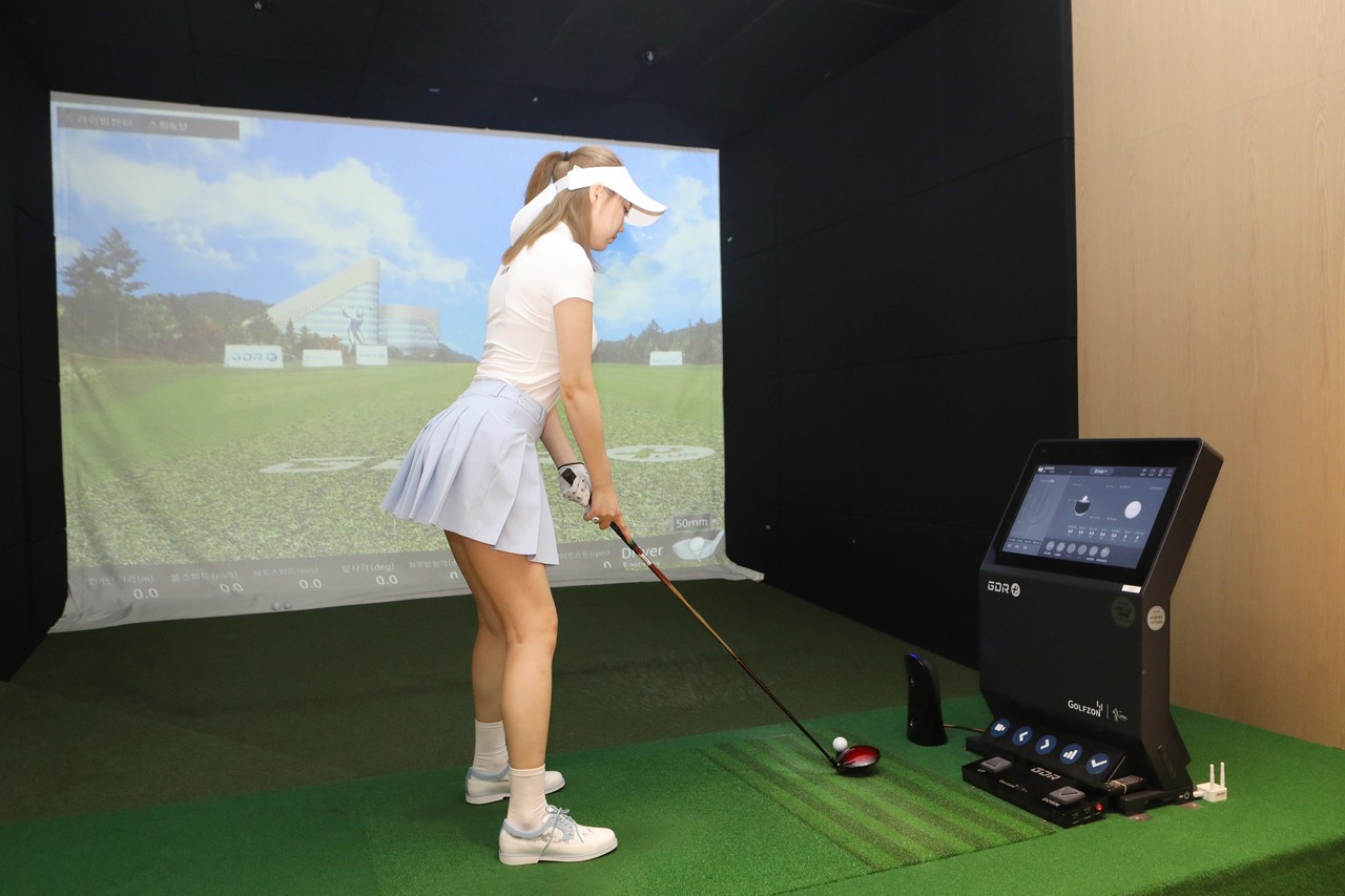 롯데백화점 본점 6층에 있는 시타실에서 모델이 포즈를 취하고 있다. / 사진 = 롯데백화점