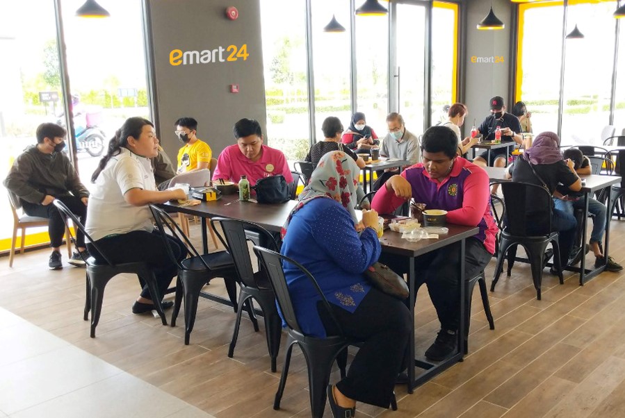 이마트24 말레이시아 14호점에서 식사를 즐기는 현지 고객들. / 사진 = 이마트24