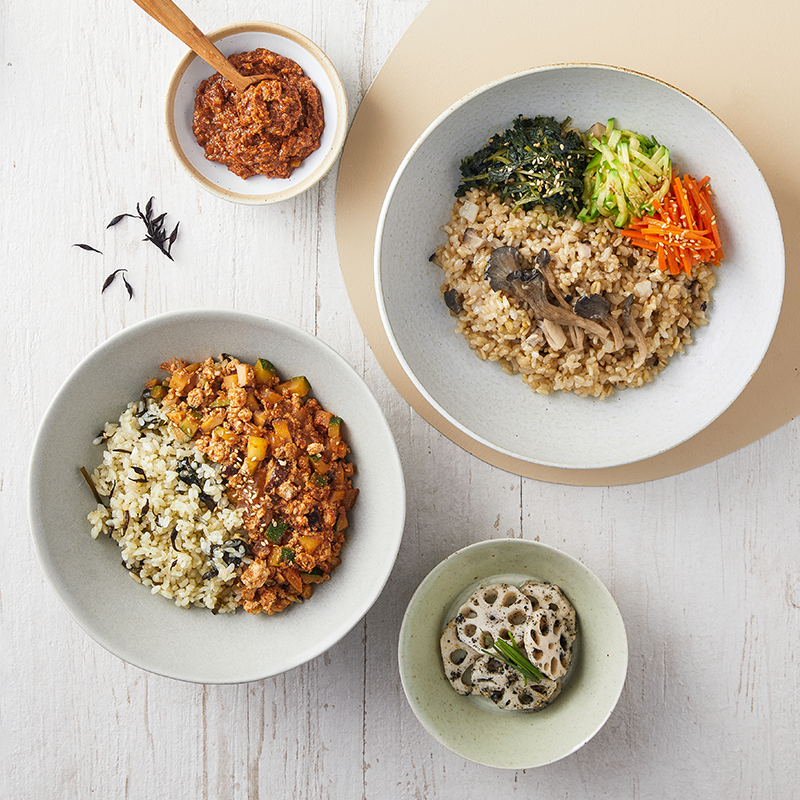 현대그린푸드 그리팅 베지라이프의 순두부강된장과 녹차해초밥, 호두고추장비빔밥. / 사진 = 현대그린푸드