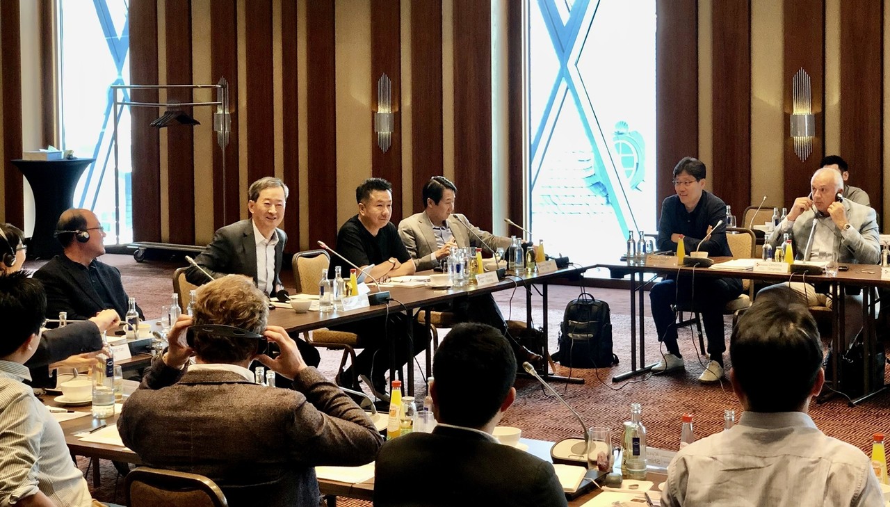 독일 프랑크푸르트에서 열린 CJ제일제당 유럽 중장기 성장 전략 회의에서 최은석 대표이사를 비롯한 주요 경영진들이 의견을 나누고 있다. / 사진 = CJ제일제당