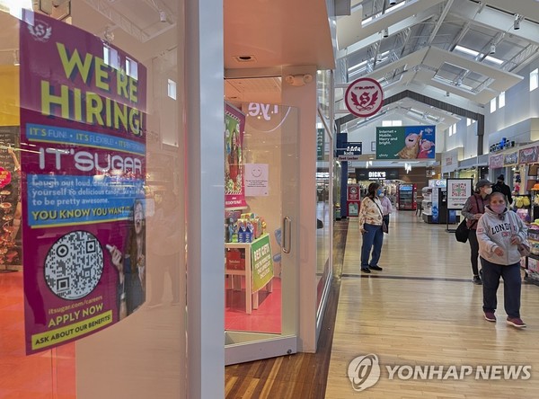 미국 일리노이주의 한 쇼핑몰 상점에 붙은 채용 안내문/사진=EPA 연합뉴스