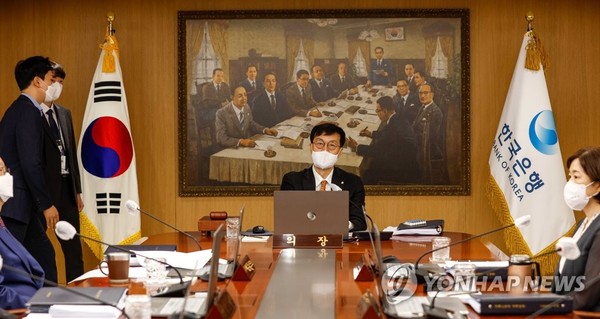 이창용 한국은행 총재가 13일 서울 중구 한국은행에서 열린 금융통화위원회 본회의에 참석해 자리하고 있다 / 사진=연합뉴스