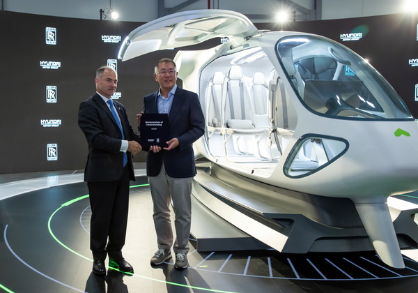 (왼쪽부터)워렌 이스트 롤스로이스 CEO와 정의선 현대차그룹 회장이 영국 판 러버 에어쇼의 슈퍼널 부스에서 업무협약 후 기념촬영을 하고 있다 / 사진=현대차그룹