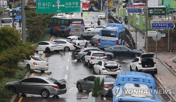 9일 오전 서울 서초구 서초대로 일대애 폭우로 침수된 차량 모습 / 사진=연합뉴스