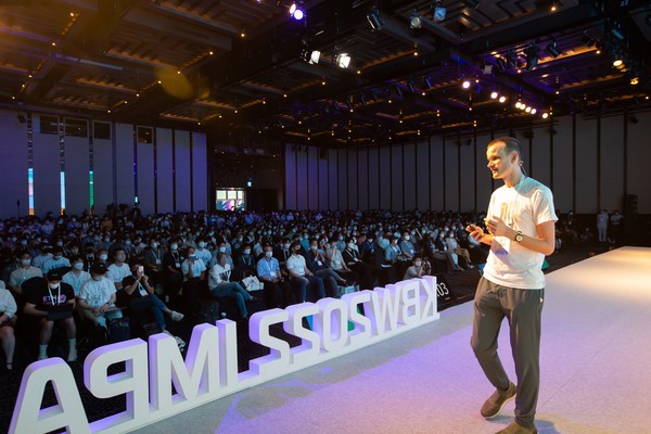 비탈릭 부테린 이더리움 창시자가 8일 서울 강남구 삼성동 그랜드 인터컨티넨탈 서울 파르나스 호텔에서 개최된 블록체인 컨퍼런스 'KBW2022:IMPACT'에서 발표하는 모습 / 사진=팩트블록
