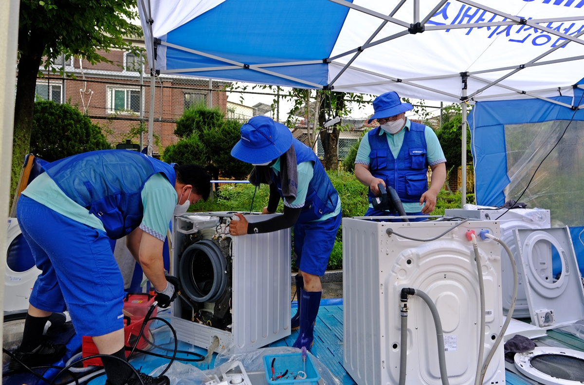 삼성 직원들이 수해 전자제품을 무상 점검·수리하는 모습 / 사진=삼성전자