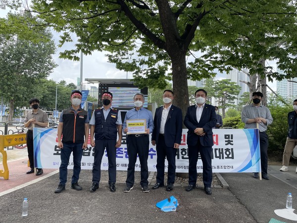한국보험대리점협회와 보험설계사 노동조합 연대는 22일 온라인플랫폼의 보험비교·추천 서비스를 반대하는 결의대회를 열고 본격적인 반대행동에 나선다. 이날 조경민 한국보험대리점협회장(왼쪽에서 세번째) 등 결의대회 참석자들이 온라인플랫폼의 보험대리업진출 철회 요구를 담은 대통령호소문 전달전 기념사진 촬영하는 모습 / 사진=김자혜 기자