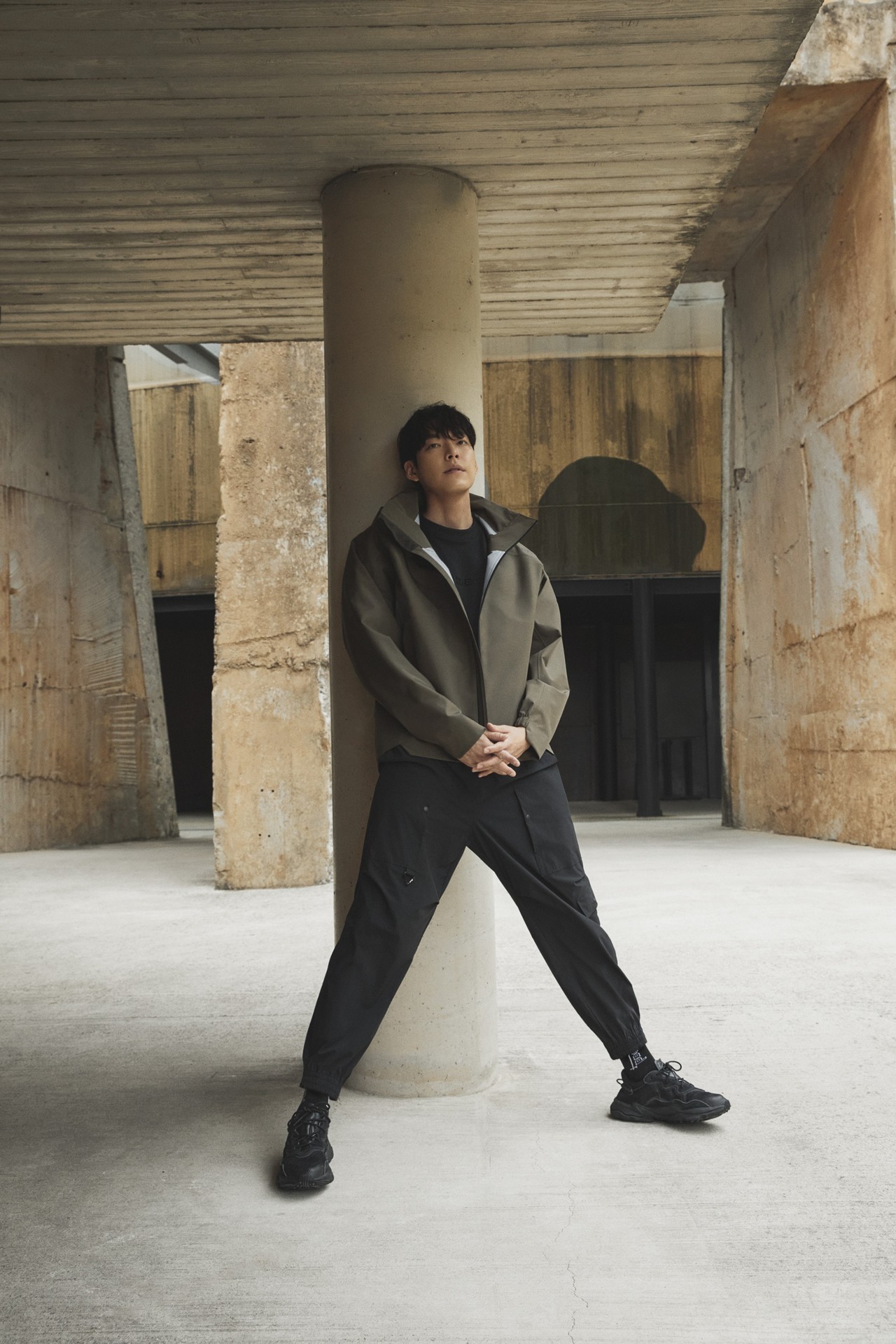 롯데백화점이 새롭게 론칭하는 아웃도어 브랜드 '오프로드'의 전속 모델 김우빈 배우. / 사진 = 롯데백화점