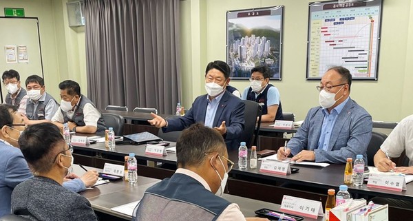 롯데건설 박은병 외주구매본부장과 부산 지역 주요 파트너사 대표들의 간담회 모습 / 사진=롯데건설