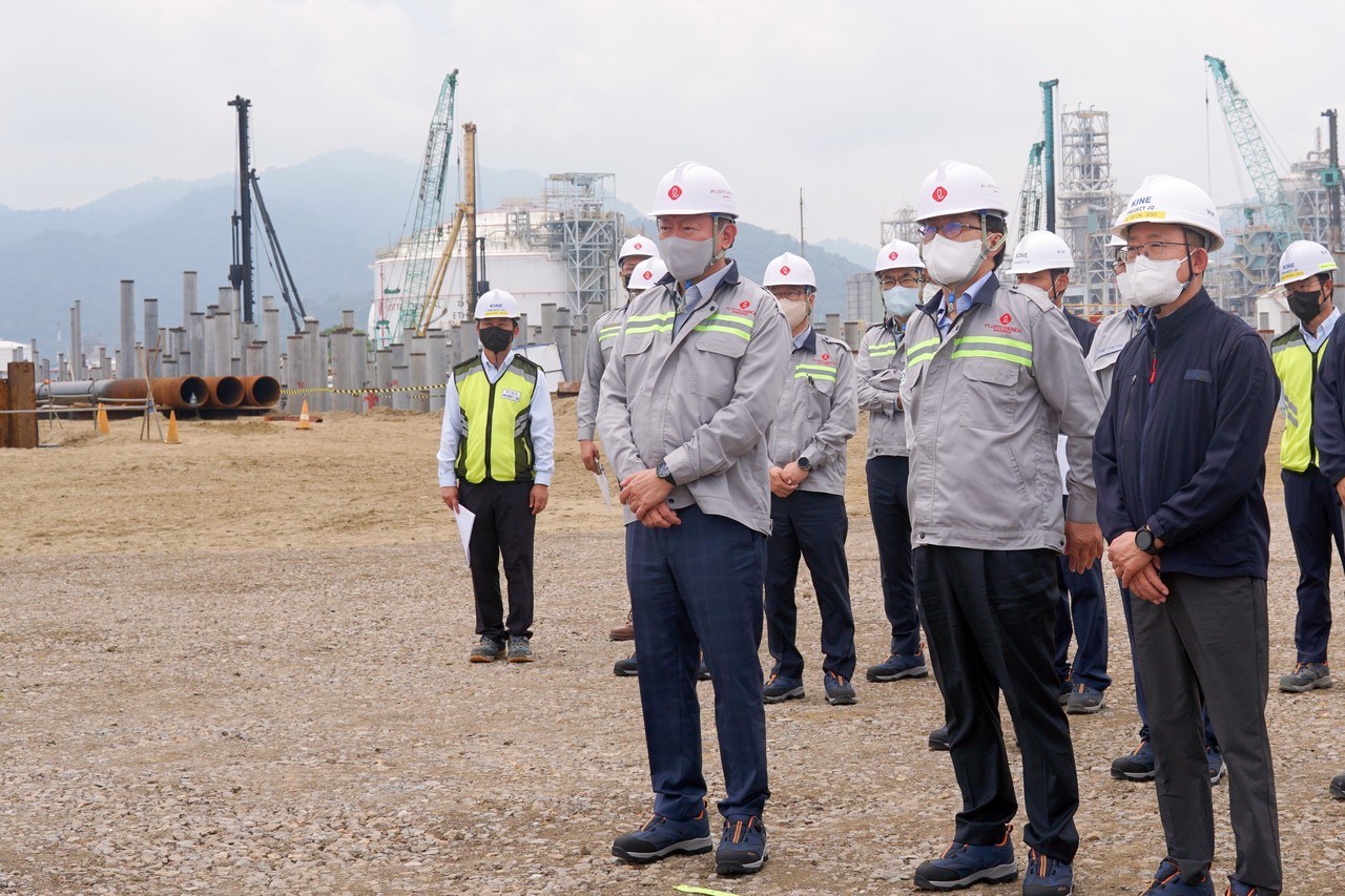신동빈 롯데 회장이 8월 29일 해외 투자 중 최대 규모인 인도네시아 ‘라인 프로젝트’ 현장을 직접 방문해 프로젝트 진척 상황을 점검했다. / 사진 = 롯데그룹