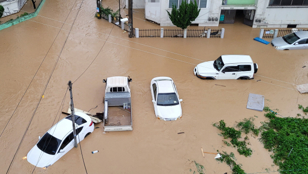 집중호우와 태풍 등으로 인한 재해가 속출하고 있다. 사진은 5일 포항시 주택 단지가 침수된 모습 / 사진=연합뉴스