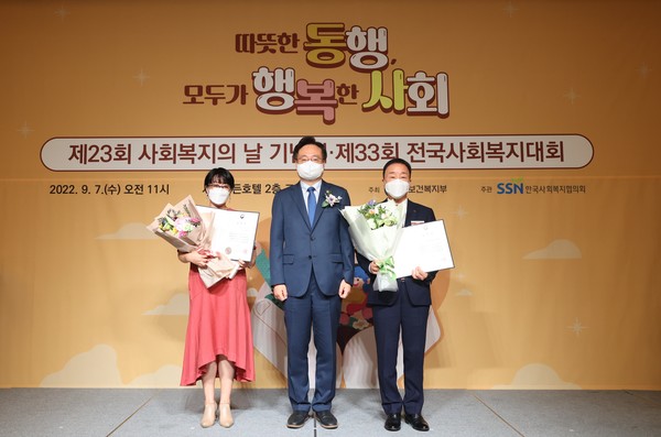 농협손해보험 최문섭 대표이사(오른쪽)가 조규홍 보건복지부 제1차관(가운데), 개인부문 수상자와 기념사진 촬영을 하고 있다 /사진=NH농협손해보험