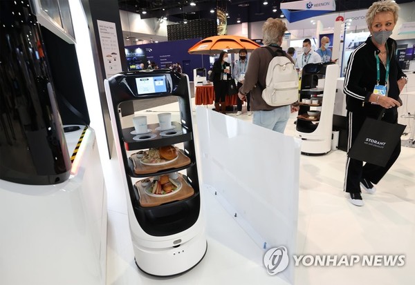 최근 서빙 로봇과 드론 등 무인이동 수단 관련 보험이 속속 등장하고 있다. 다만 배달 로봇과 개인용 드론은 전용 보험이 없이 모두 배상책임보험에 가입한다 / 사진=연합뉴스