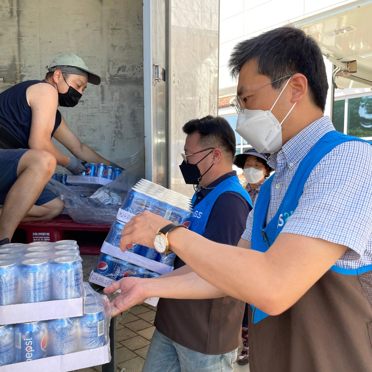 GS리테일 임직원이  태풍으로 피해입은 포항지역 주민을 위해 긴급구호물품을 옮기고 있다.