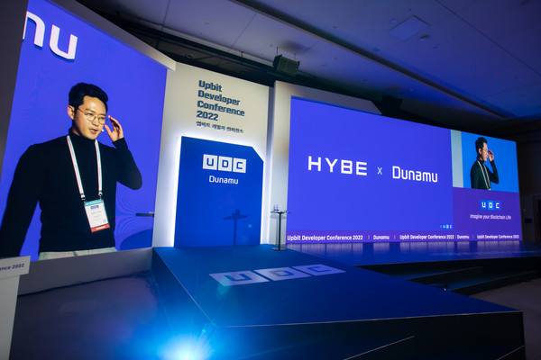 이재상 하이브 아메리카 대표가 UDC 2022에서 발표하는 모습 / 사진=두나무