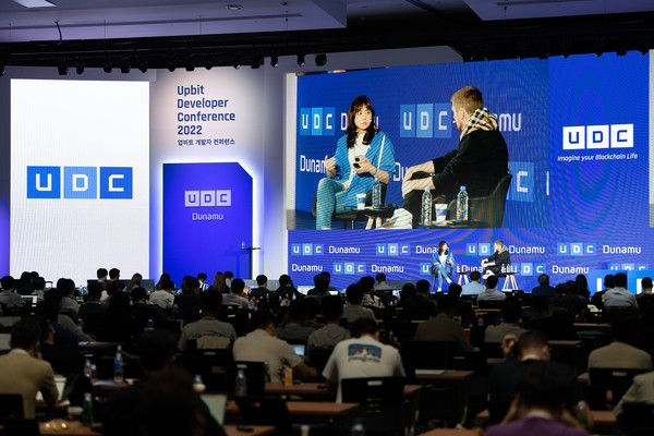 22일 부산항국제전시컨베션센터에서 열린 'UDC 2022'에서 (왼쪽)김지연 람다256 최고전략책임자와 브라이언 펠레그리노 레이어제로랩스 대표겸 공동창립자가 패널토론을 하는 모습 / 사진=두나무