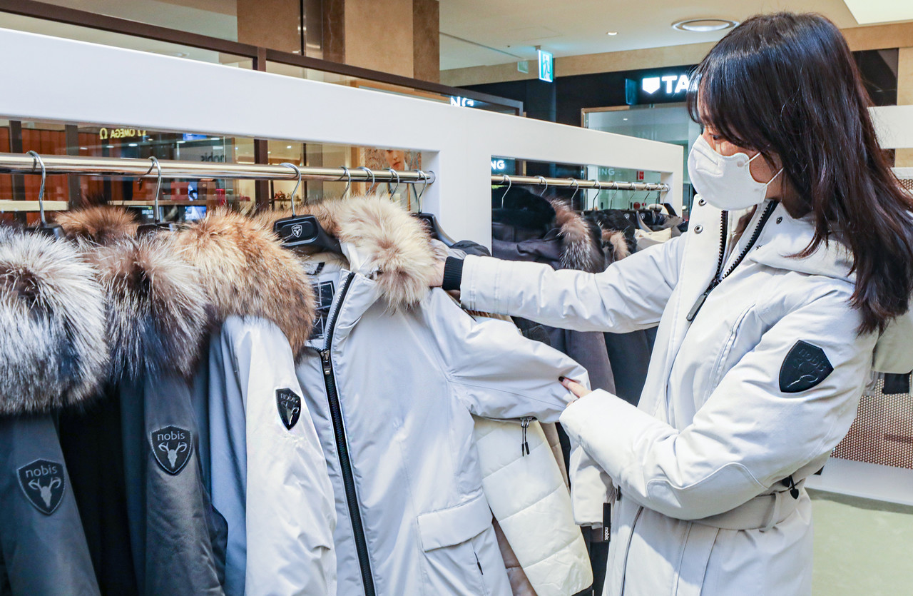 △서울 양천구 현대백화점 목동점 2층 노비스 팝업스토어에서 직원들이 대표 상품을 소개하고 있다.