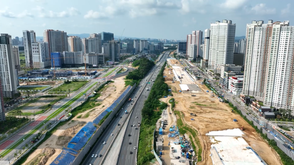 '힐스테이트 동탄역 센트릭' 단지가 들어설 부지 인근에서 진행 중인 경부고속도로 직선·지하화 공사 모습