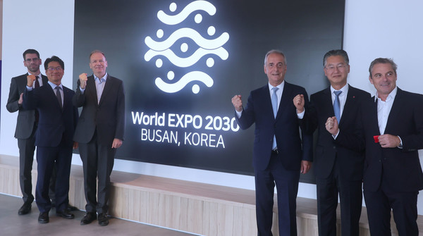 LG전자가 20일(현지시간) 국제박람회기구 총회가 열리는 프랑스 파리의 상업 중심지 라데팡스에 위치한 프랑스법인 신규 사옥에서 국제박람회기구와 협력 관계에 있는 유력 인사들을 초청해 '2030 부산세계박람회' 유치 지지를 요청했다. (왼쪽부터)사진은 요안 블레 프랑스 오드센주 부주지사, 황용순 LG전자 프랑스법인장, 윌리암 프로 오드센주 상공회의소 대표, 자크 코소브스키 프랑스 쿠르브부아 시장, 이천국 LG전자 유럽지역대표 등이 기념 촬영을 하고 있는 모습 / 사진=LG전자
