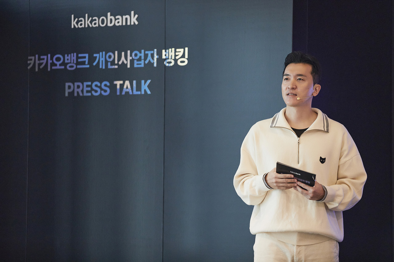 이병수 카카오뱅크 개인사업자스튜디오 팀장이 27일 오전 서울 여의도 63빌딩에서 열린 '개인사업자 뱅킹 프레스톡'에서 개인사업자 뱅킹 서비스에 대해 설명하고 있다 / 사진=카카오뱅크