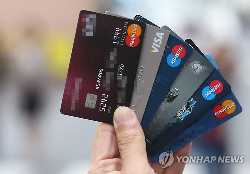 카드사들이 발행하는 채권금리가 오른데다 리볼빙규제까지 따르면서 저신용자 대출을 줄여나갈 전망이다. / 사진=연합뉴스
