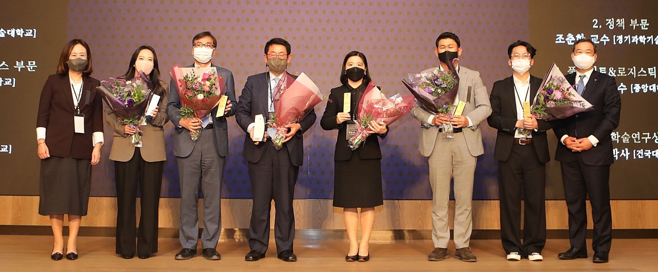 지난 3일, 서울 송파구에 위치한 롯데호텔 월드점에서 개최된 상전유통학술상 시상식에서 수상자들이 단체 기념 촬영을 하고 있다. 사진 좌측부터 추호정 한국유통학회장, 김현아 건국대학교 박사(신진학술연구상), 박진용 건국대학교 교수(최우수학술연구상 학술부문, 대리수상), 임채운 서강대학교 명예교수(학술대상), 강문영 숭실대학교 교수(최우수학술연구상 학술부문), 조춘한 경기과학기술대학교 교수(최우수학술연구상 정책부문), 우수한 중앙대학교 교수(최우수학술연구상 풀필먼트&로지스틱스 부문), 김상현 롯데 유통군 총괄대표 부회장. 