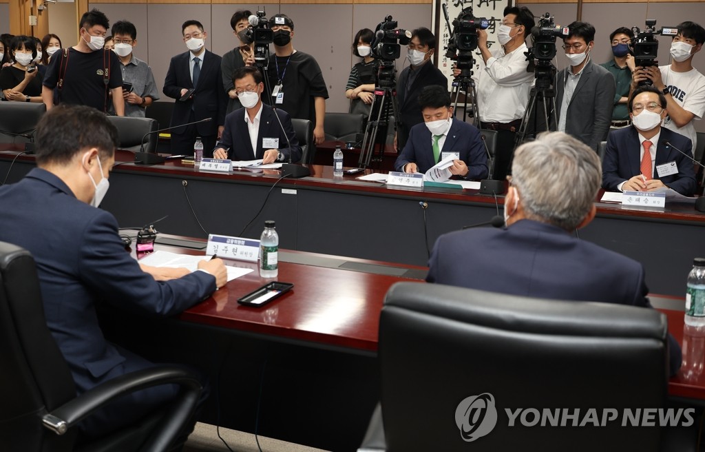 지난 7월21일 정부청사에서 열린 5대 금융지주 회장 간담회. 이 자리에는 김주현 금융위원회 위원장, 손태승 우리금융지주 회장, 윤종규 KB금융지주 회장, 조용병 신한금융지주 회장, 함영주 하나금융지주 회장, 배부열 농협금융지주 부사장이 참석했다. / 사진=연합뉴스