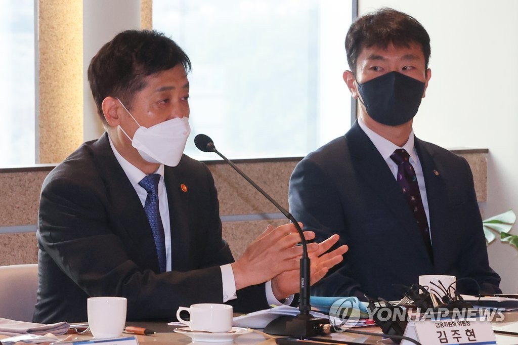 김주현 금융위원장(왼쪽)이 지난 7월 19일 서울 중구 은행회관에서 열린 금융규제혁신회의 출범식에서 발언하고 있다. 김 위원장은 당시 "금융산업이 역동적인 경게의 한 축을 이루고 발전해가는 과정에서 규제가 발목을 잡아서는 안 된다"며 "금융산업에서 BTS와 같은 플레이어가 출현할 수 있도록 새로운 장을 조성하겠다"고 말했다 / 사진=연합뉴스