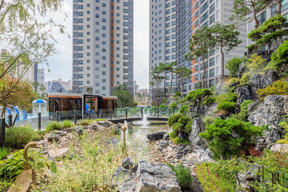 '남산 롯데캐슬 센트럴스카이'의 소나무 배경 석가산 / 사진=롯데건설