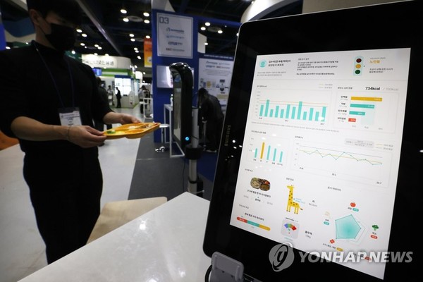 보험사들이 새 먹거리 헬스케어 서비스를 확장하는 가운데 민감한 개인데이터 활용을 대비해 이용자의 보호장치가 필요하다는 지적이 나온다 / 사진=연합뉴스