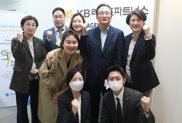 8일 이환주 KB라이프생명 대표이사 후보(윗줄 오른쪽에서 두 번째)가 KB라이프파트너스의 주요 지점에 방문해 임직원들을 격려하며 기념사진을 촬영하고 있다 / 사진=푸르덴셜생명