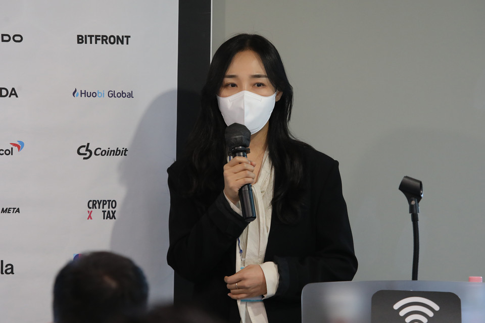 국내 가상자산 거래소 3사(빗썸·코인원·코빗)의 트래블룰(자금이동규칙·Travel Rule) 합작법인 코드(CODE)가 지난 14일 회원사를 대상으로 마련한 하반기 간담회에서 이성미 코드 대표이사가 회사 소개 및 운영방안 등에 대해 발표하고 있다. / 사진=빗썸