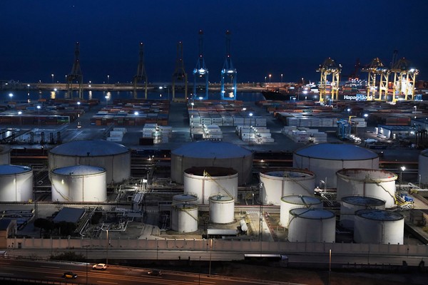 스페인 바르셀로나항의 LNG 터미널 전경. 그러나 스페인에는 나머지 유럽과 연결된 가스관이 많지 않다. 스페인의 터미널은 이웃 국가들에 덜 유용하다는 뜻이다. / 사진=AFP연합뉴스