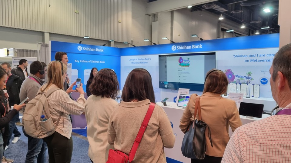  'CES 2023'을 찾은 관람객들이 시나몬 서비스를 살펴 보고 있다. / 사진=핏펀즈