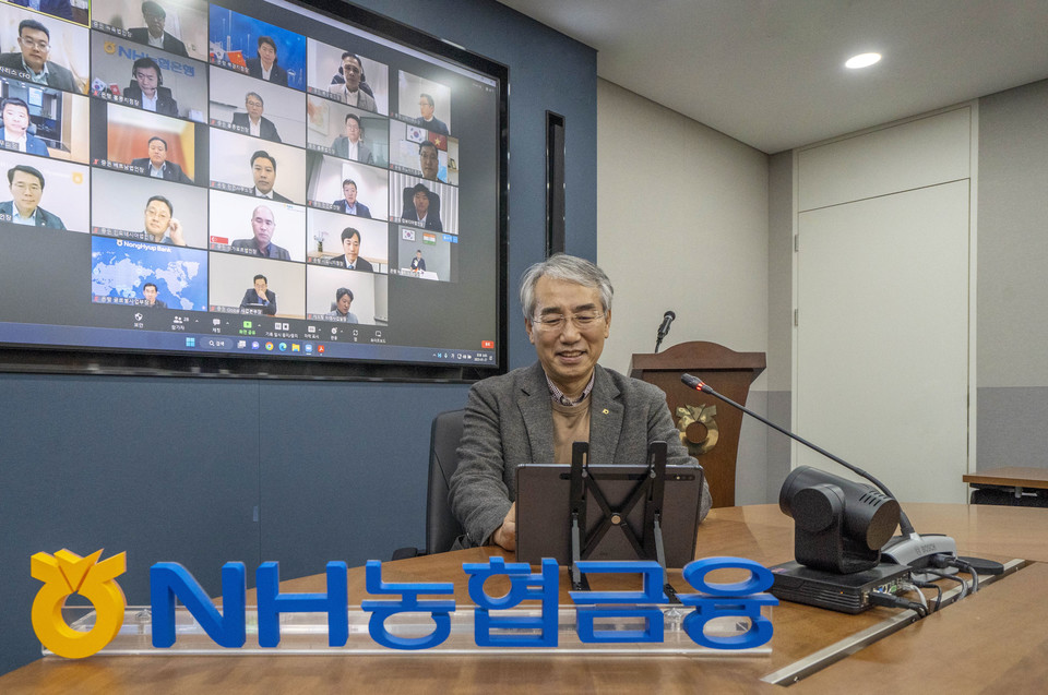 지난 27일 서울 중구 소재 NH농협금융지주 본사 회의실에서 개최된 농협금융해외점포장 신년간담회에서 이석준 농협금융 회장이 회의를 주재하고 있다. / 사진=NH농협금융