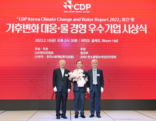 사진은 지난 10일 여의도 글래드호텔에서 열린 ‘2022 CDP Korea Awards’에서 IBK기업은행 문창환 경영전략그룹장(가운데)과 양춘승 CDP 한국위원회 부위원장(왼쪽), 장지인 CDP 한국위원회 위원장(오른쪽)이 시상식을 마치고 기념촬영을 하고 있는 모습./사진=IBK기업은행